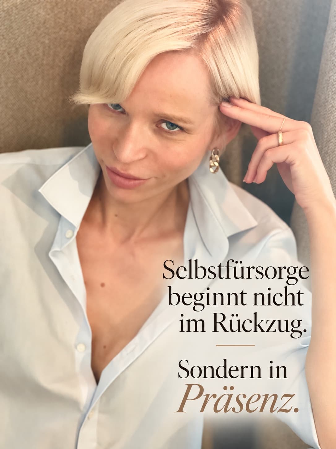 Nina Diermayr in weisser Bluse, den Blick zur Kamera – „Selbstfürsorge beginnt nicht im Rückzug. Sondern in Präsenz.“