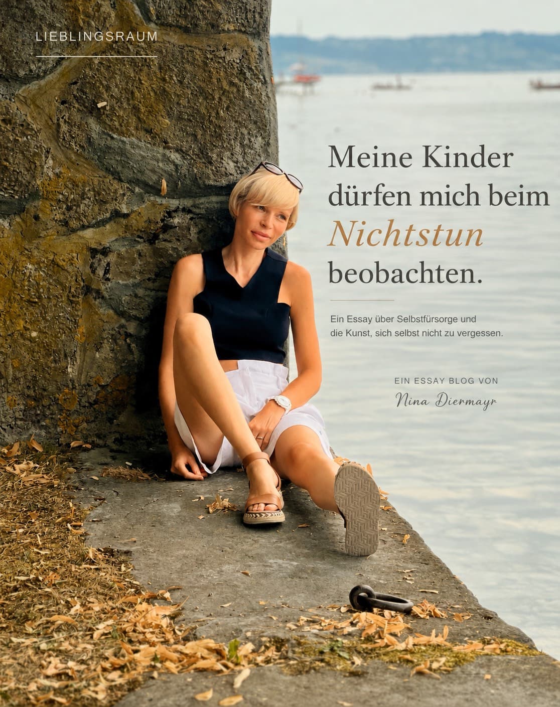 Essay-Cover: Nina Diermayr sitzt an einen Baum gelehnt am Wasser – „Meine Kinder dürfen mich beim Nichtstun beobachten“