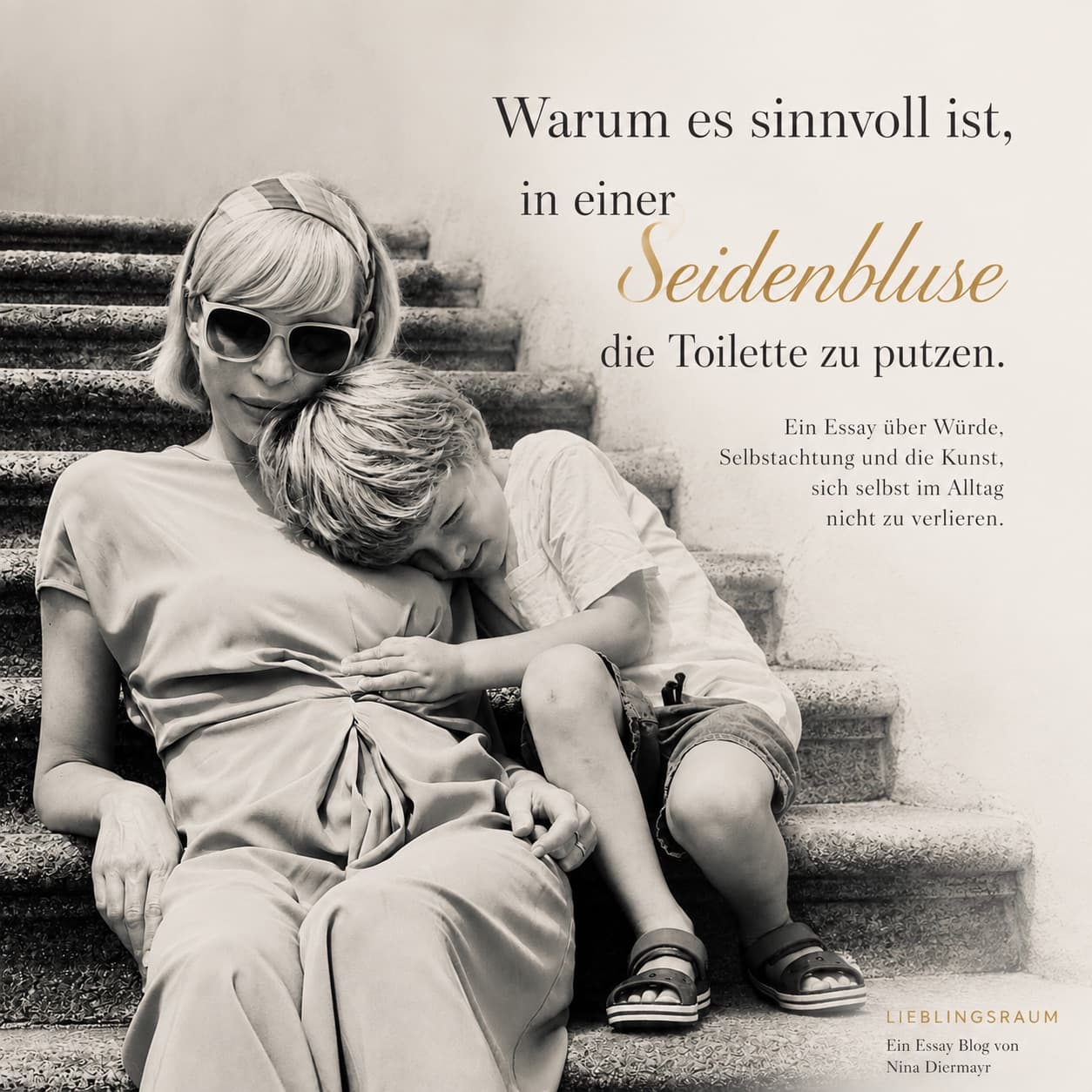 Essay-Cover: Nina Diermayr sitzt mit ihrem Kind auf einer Treppe – „Warum es sinnvoll ist, in einer Seidenbluse die Toilette zu putzen“